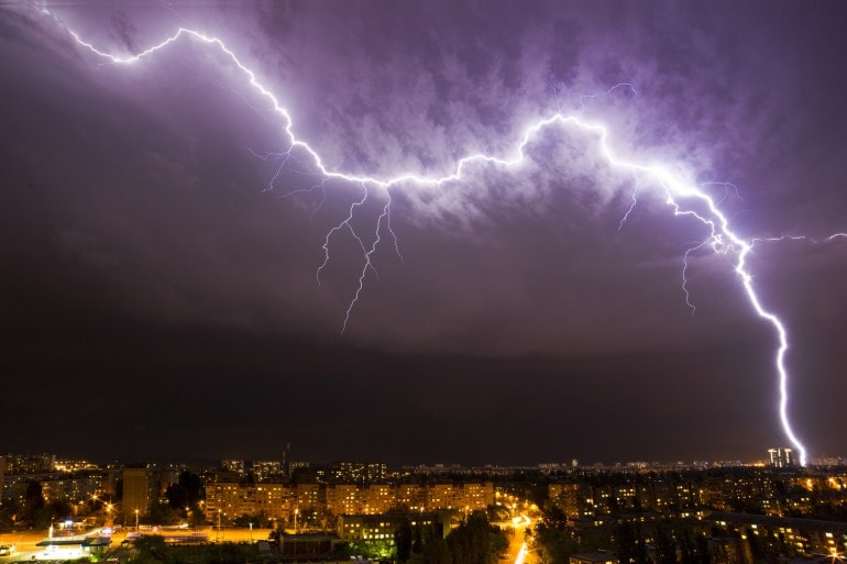 Richtiges Verhalten bei Gewitter wann droht Gefahr im Haus?