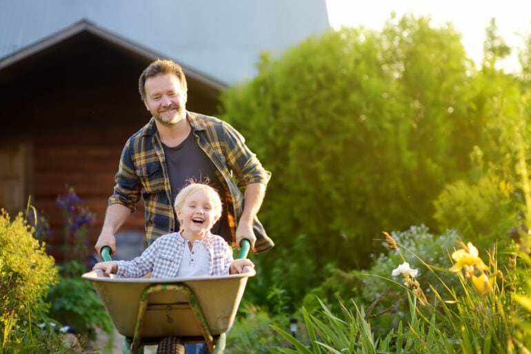 Schubkarre als Arbeitserleichterung im Garten kaufen: Auf diese Aspekte sollten Sie achten