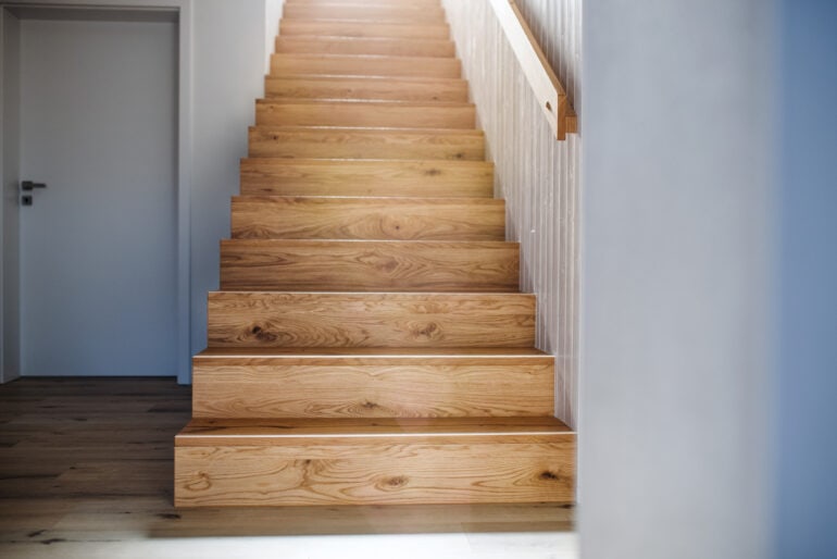 Leidiges Thema „Treppe putzen“: Mit diesen Tricks werden auch die Ecken sauber