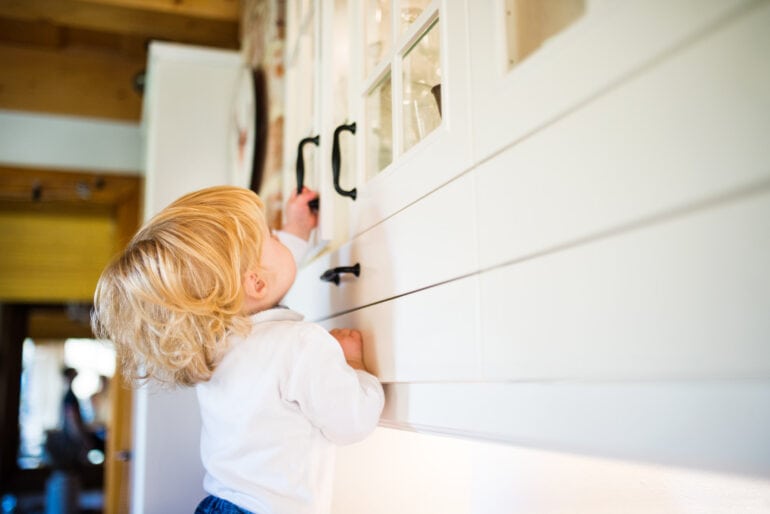 Kindersicherungen für den Schrank