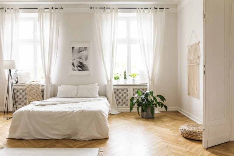 Gardinenstangen zur Abrundung des Schlafzimmer-Designs