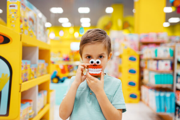 Kaufhäuser, Spielwarenläden und Online-Händler bieten eine Vielzahl von Spielzeugen für 10-jährige Jungen, wobei der Online-Handel oft eine breitere Auswahl und attraktive Rabatte bietet.