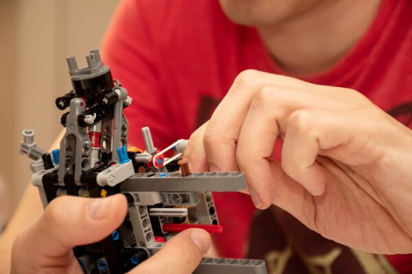 Lego Technik begeistert 10-jährige Jungen mit komplexen Bausätzen, die sowohl ihre Kreativität als auch ihr technisches Verständnis fördern.