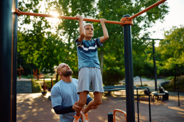 Ein Turnreck im Garten dient als vielseitige Trainings- und Spielstation, ideal für Akrobatik und Fitnessübungen für alle Altersgruppen.