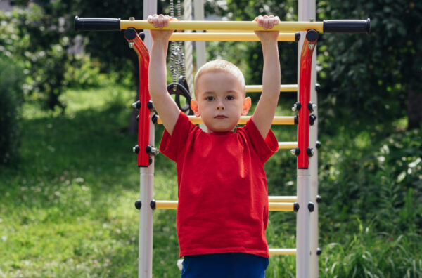 Reckstangen für den Garten bieten Kindern eine tolle Möglichkeit, spielerisch ihre Geschicklichkeit und Kraft zu trainieren.